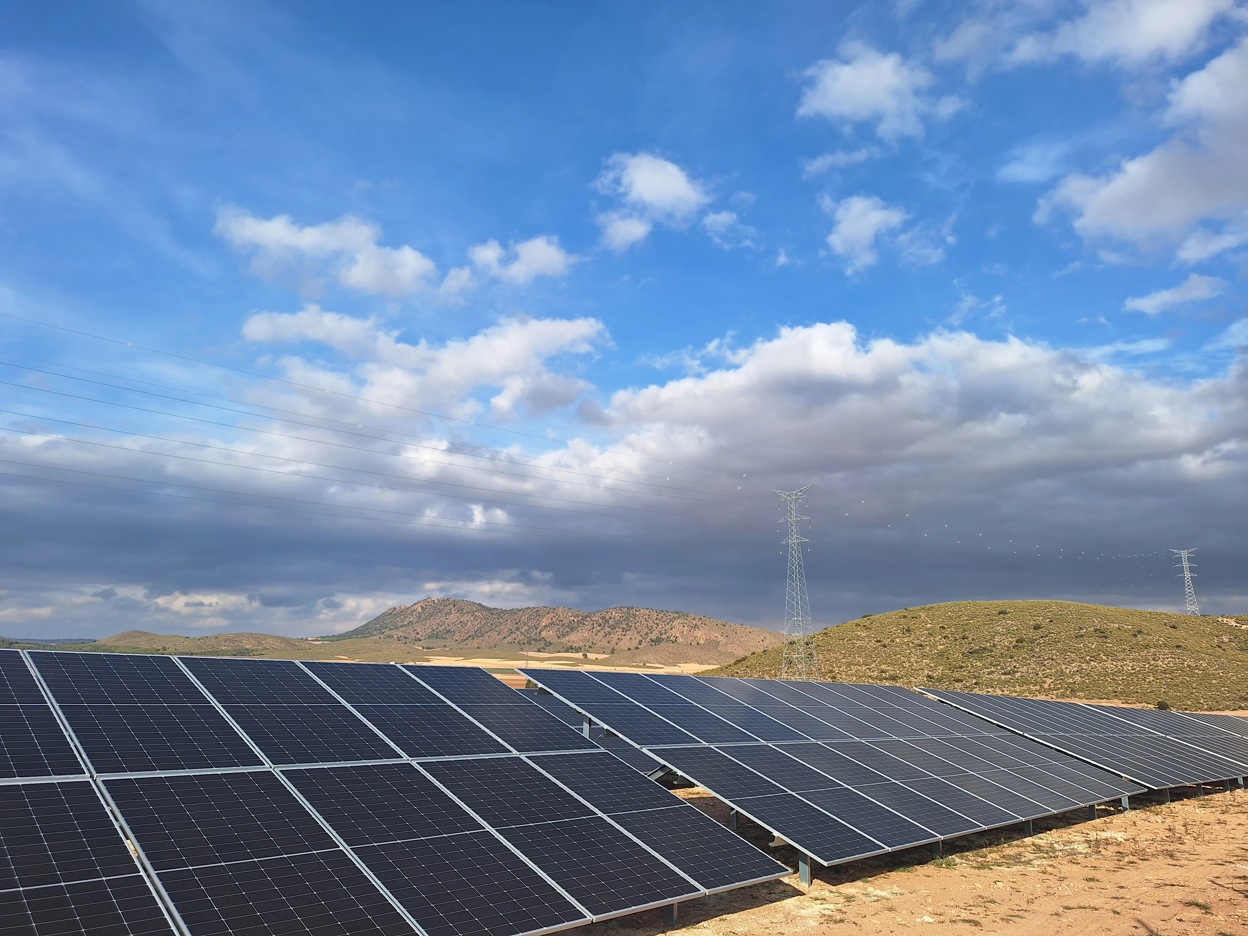Instalación fotovoltaica y centro de transformación para bombeo solar en regadío