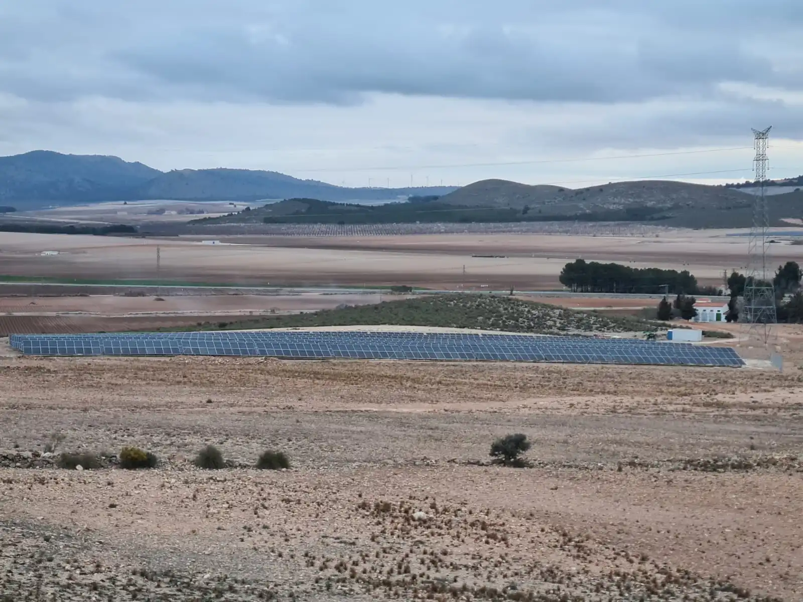 Módulos fotovoltaicos y estructuras de soporte del parque solar de la CCRR Hilo de Polope