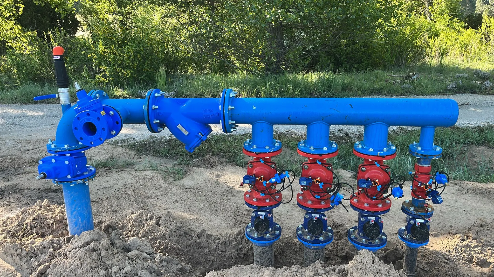 Instalación de tuberías y elementos hidráulicos en uno de los sectores