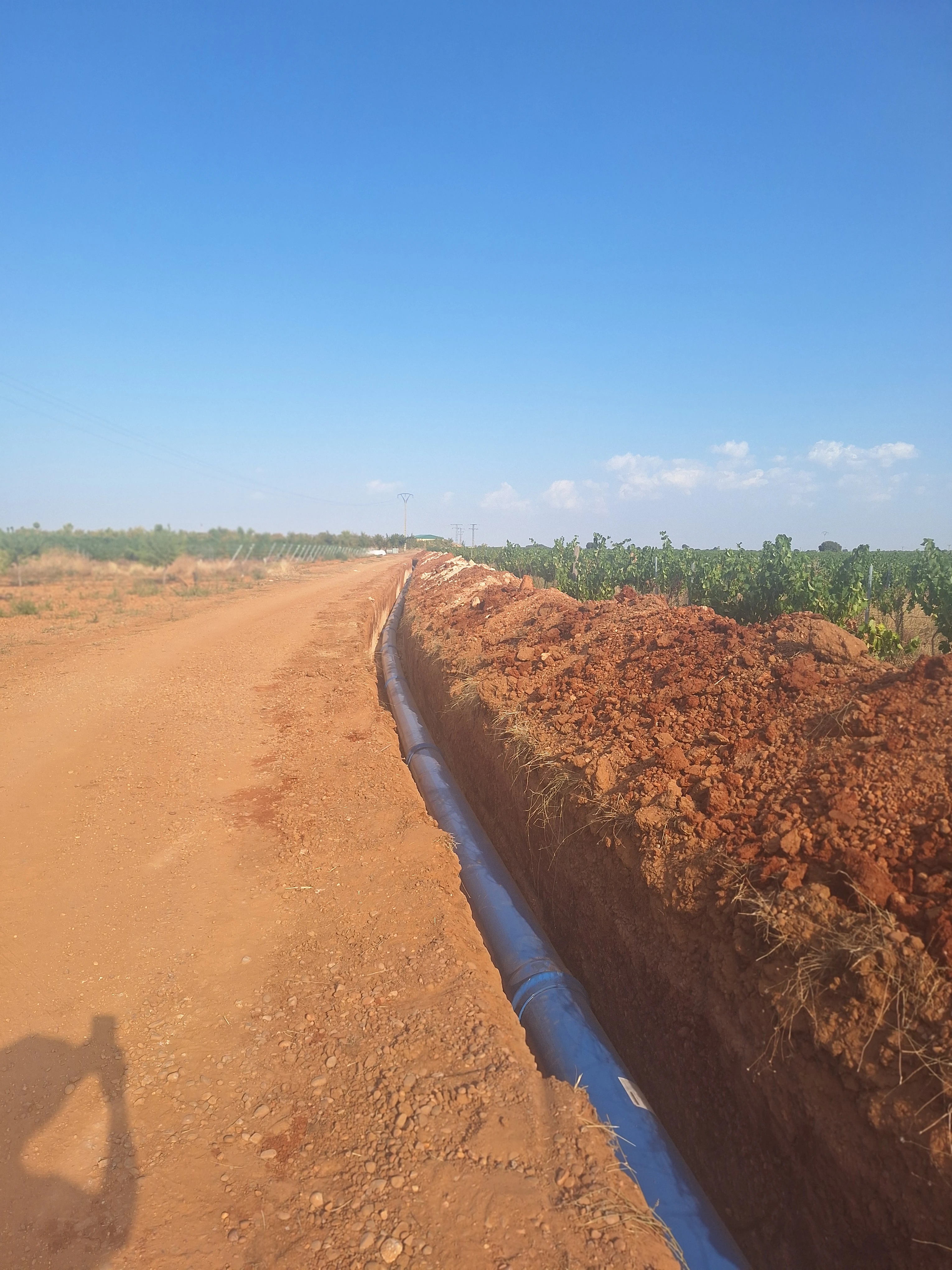 Tubería de la conducción La Grajuela instalada en zanja durante la ejecución