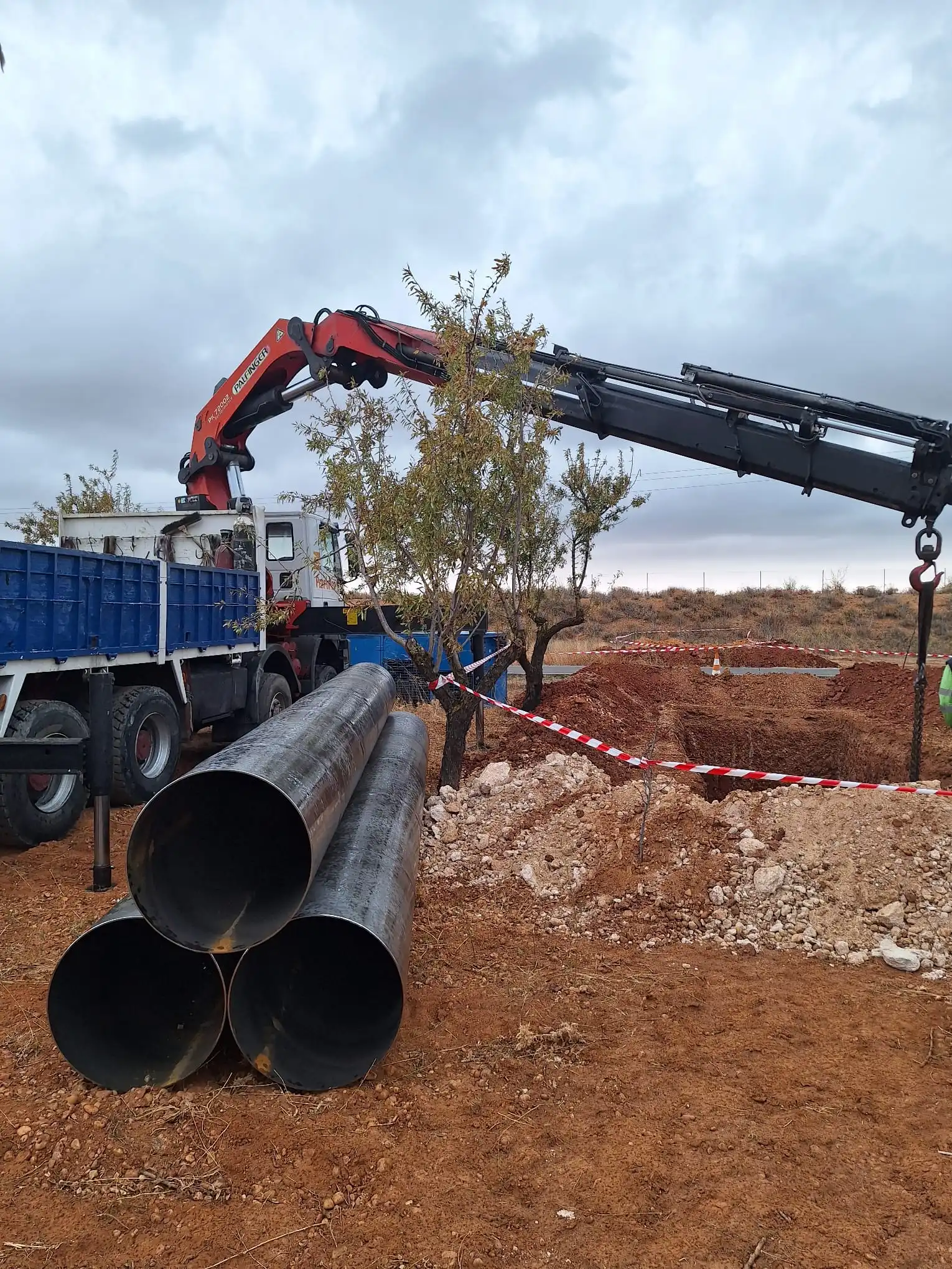 Tubería HPCC DN 900 instalada en zanja durante la ejecución del proyecto