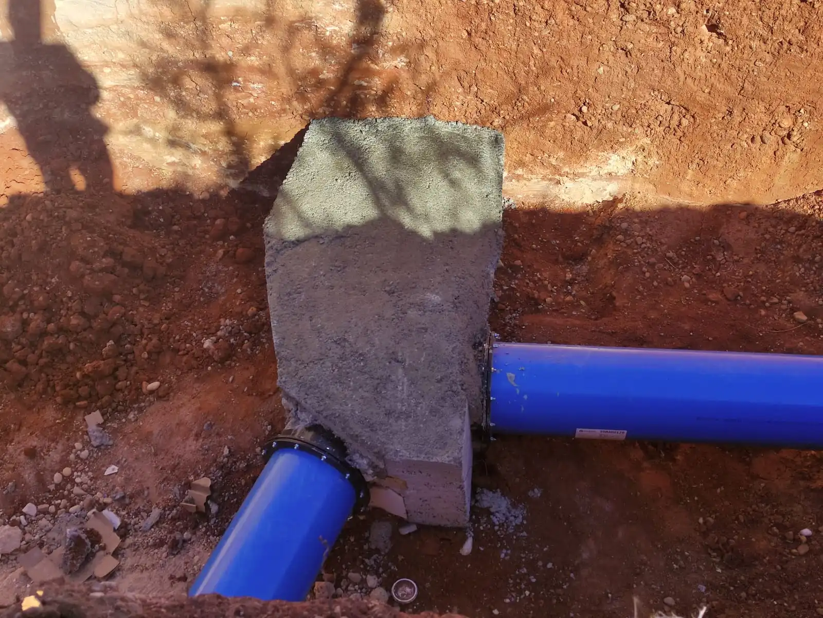 Tramo de conducción de PVC-O en proceso de montaje