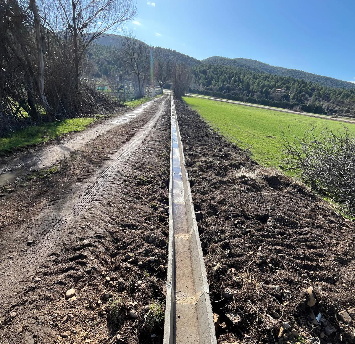 Tramo de acequia de riego acondicionado en la Comunidad de Regantes La Noria