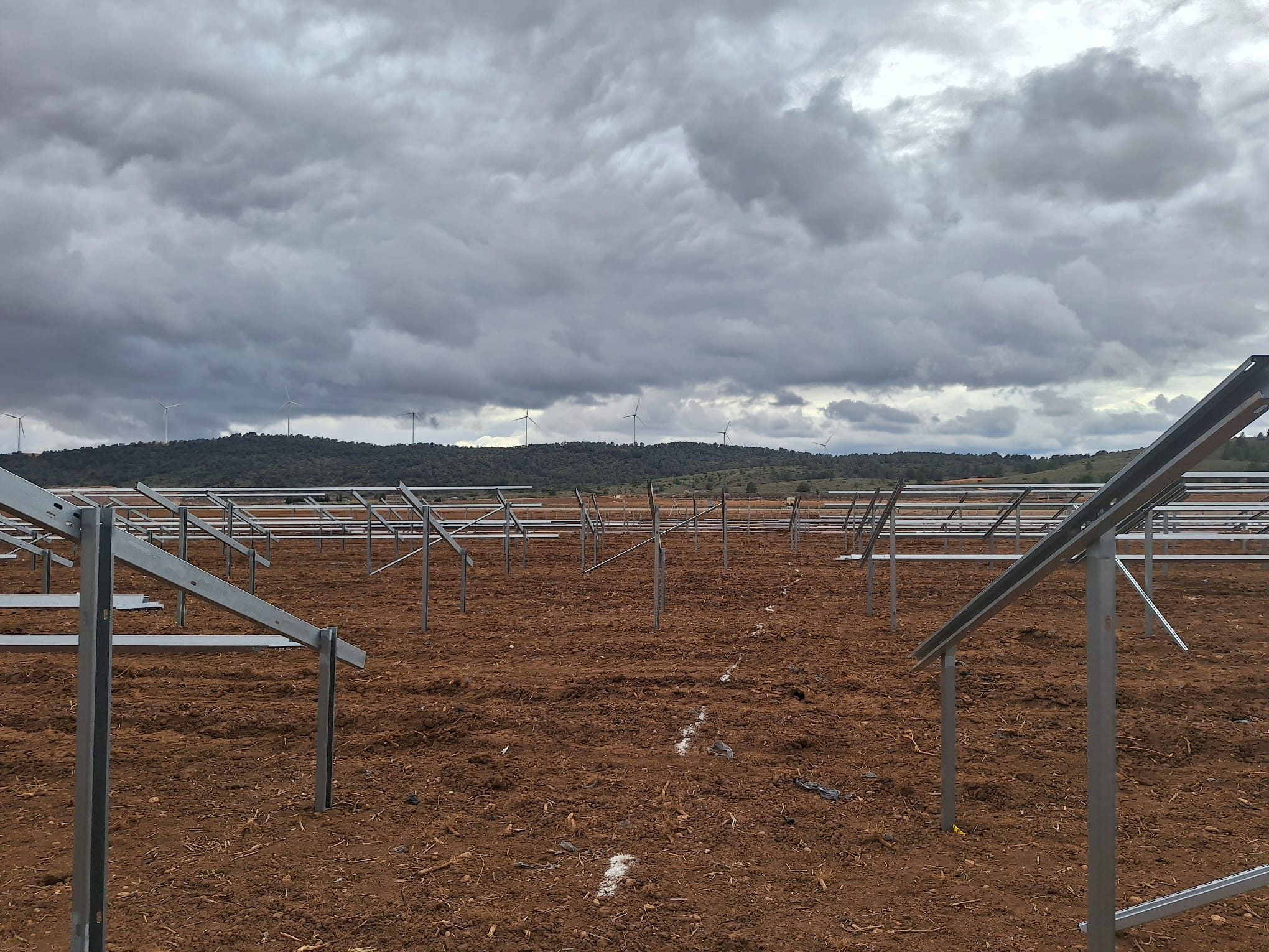 Placas solares y mesas metálicas del parque fotovoltaico de la SAT San Pascual