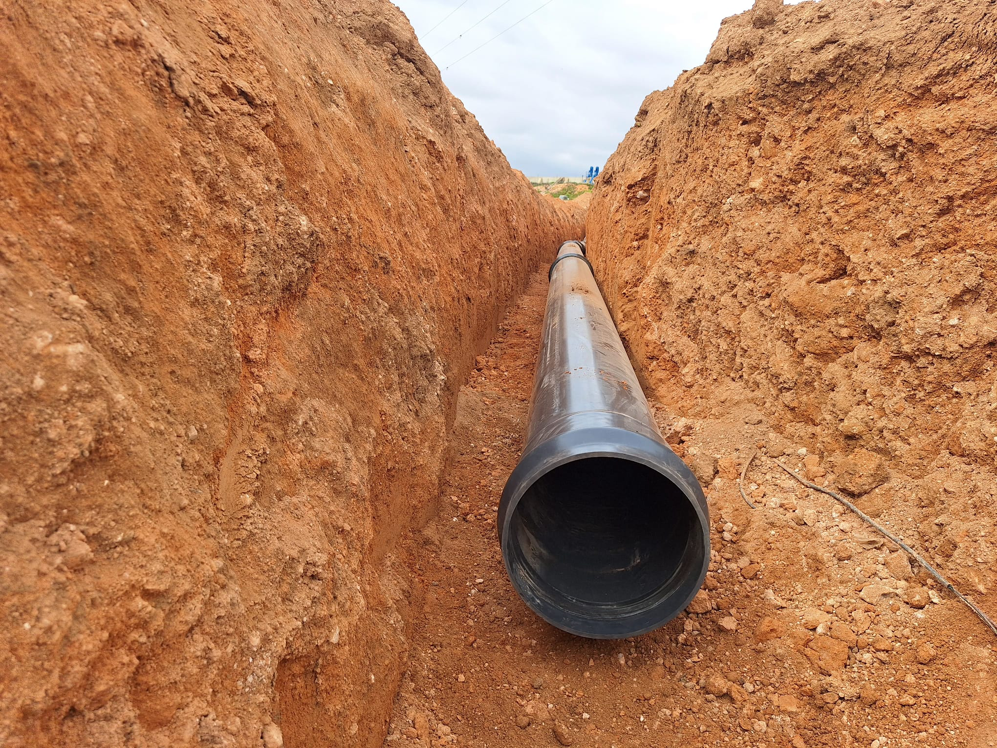 Tubería de PVC-O que une el sondeo con el embalse de la SAT San Pascual