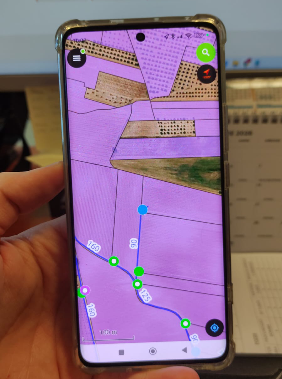 Interfaz móvil de QField mostrando la posición GPS del usuario sobre el mapa de la comunidad